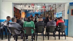 Acadêmicos de Psicologia da Fatec Ivaiporã participam de atividade com recuperandos da Apac durante projeto voltado à saúde mental.