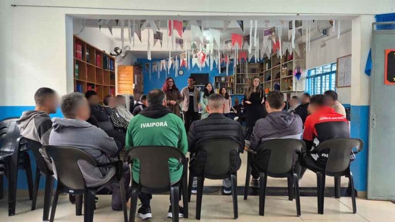 Acadêmicos de Psicologia da Fatec Ivaiporã participam de atividade com recuperandos da Apac durante projeto voltado à saúde mental.