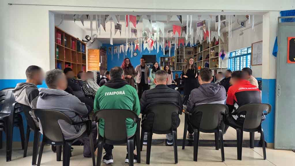 Acadêmicos de Psicologia da Fatec Ivaiporã participam de atividade com recuperandos da Apac durante projeto voltado à saúde mental.