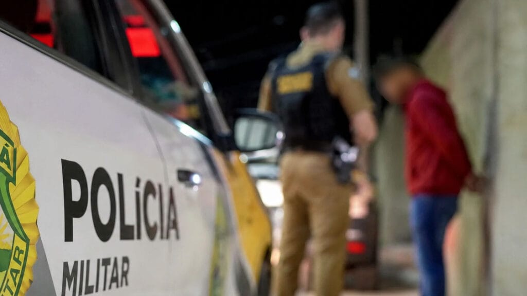 Viatura da Polícia Militar durante atendimento de ocorrência envolvendo drogas em Faxinal