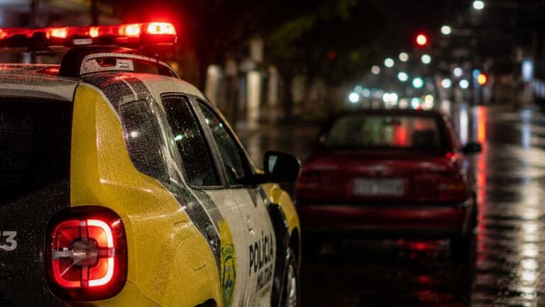 Viatura da Polícia Militar durante patrulhamento noturno em Ivaiporã.