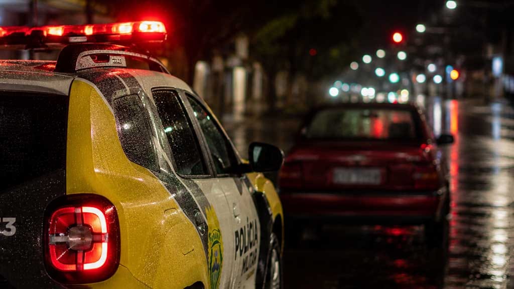 Viatura da Polícia Militar durante patrulhamento noturno em Ivaiporã.