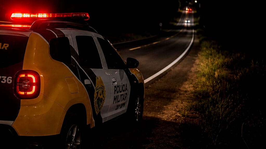 Cinco são presos suspeitos de furto de implemento agrícola em Cruzmaltina Viatura da Polícia Militar em trecho rural da PR-272 durante atendimento de ocorrência em Cruzmaltina