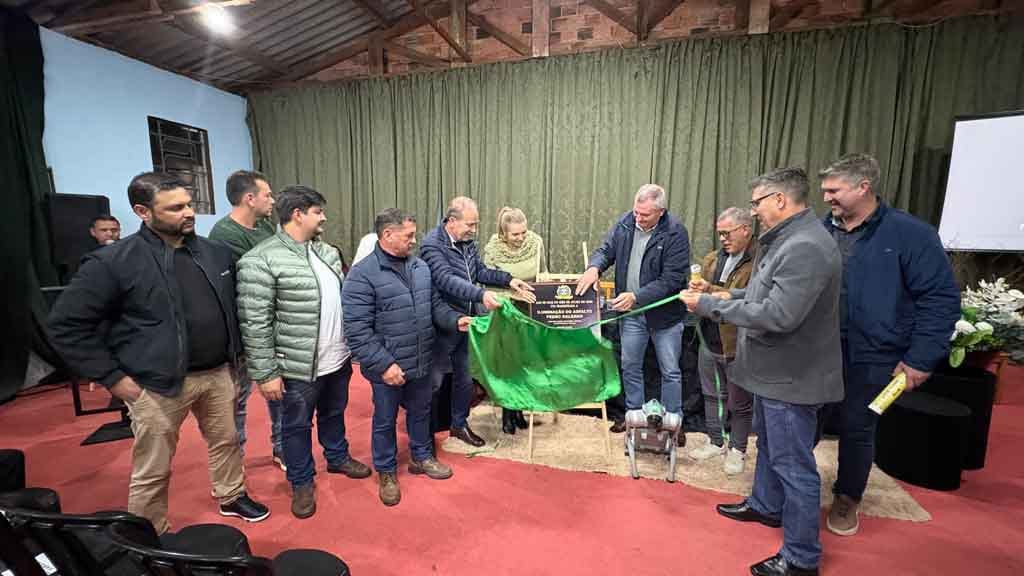 Santa Bárbara recebe asfalto, iluminação e novos investimentos da Prefeitura de Ivaiporã Prefeito Carlos Gil, vice-prefeita Gertrudes Bernardy, vereadores e lideranças participam da inauguração da pavimentação e da iluminação da Rodovia Pedro Galeano