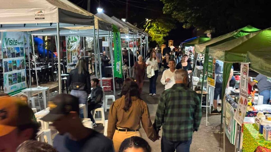 Produtores rurais são homenageados durante a 2ª Feira de Negócios da Cooperfavi Visitantes percorrem os estandes da 2ª Feira de Negócios da Cooperfavi durante as comemorações do Dia do Produtor Rural em Ivaiporã.