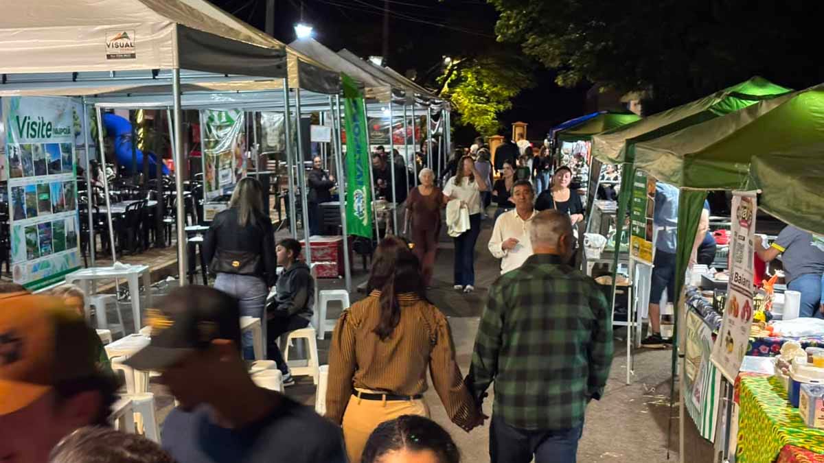 Visitantes percorrem os estandes da 2ª Feira de Negócios da Cooperfavi durante as comemorações do Dia do Produtor Rural em Ivaiporã.