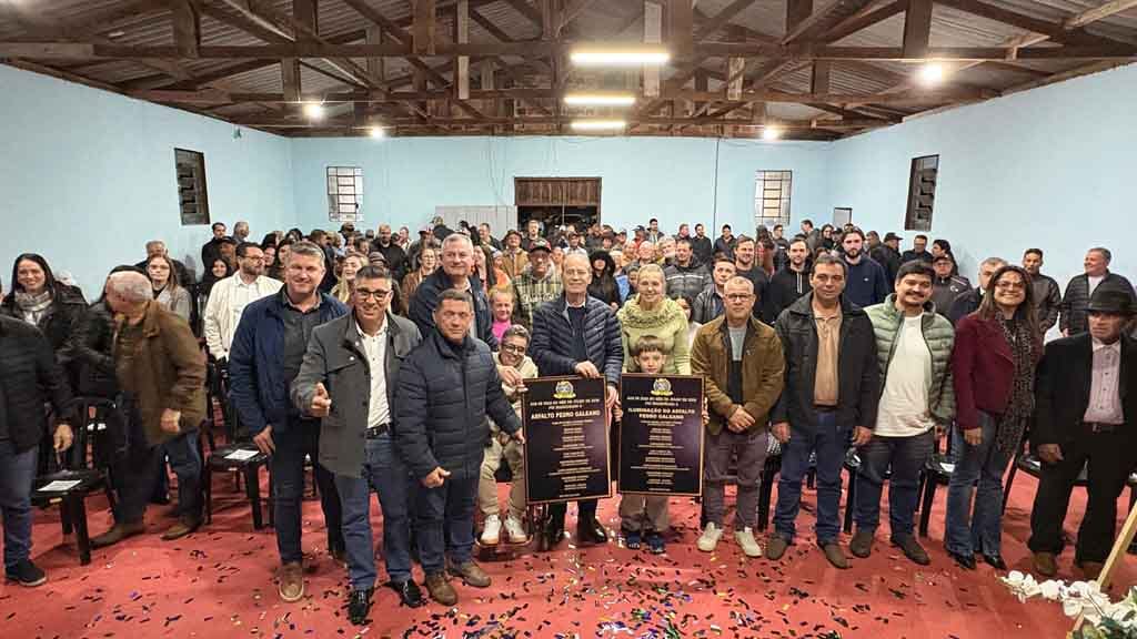 Santa Bárbara recebe asfalto, iluminação e novos investimentos da Prefeitura de Ivaiporã Prefeito Carlos Gil, vice-prefeita Gertrudes Bernardy, vereadores e lideranças participam da inauguração da pavimentação e da iluminação da Rodovia Pedro Galeano