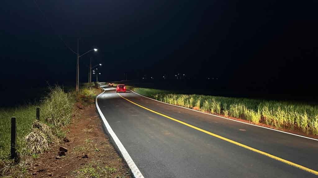 Santa Bárbara recebe asfalto, iluminação e novos investimentos da Prefeitura de Ivaiporã Prefeito Carlos Gil, vice-prefeita Gertrudes Bernardy, vereadores e lideranças participam da inauguração da pavimentação e da iluminação da Rodovia Pedro Galeano