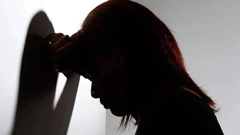 Imagem representa mulher abaldada com a situação de agressão