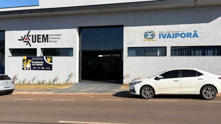 Autoridades inauguram a nova estrutura da Academia da Saúde durante cerimônia em Ivaiporã.