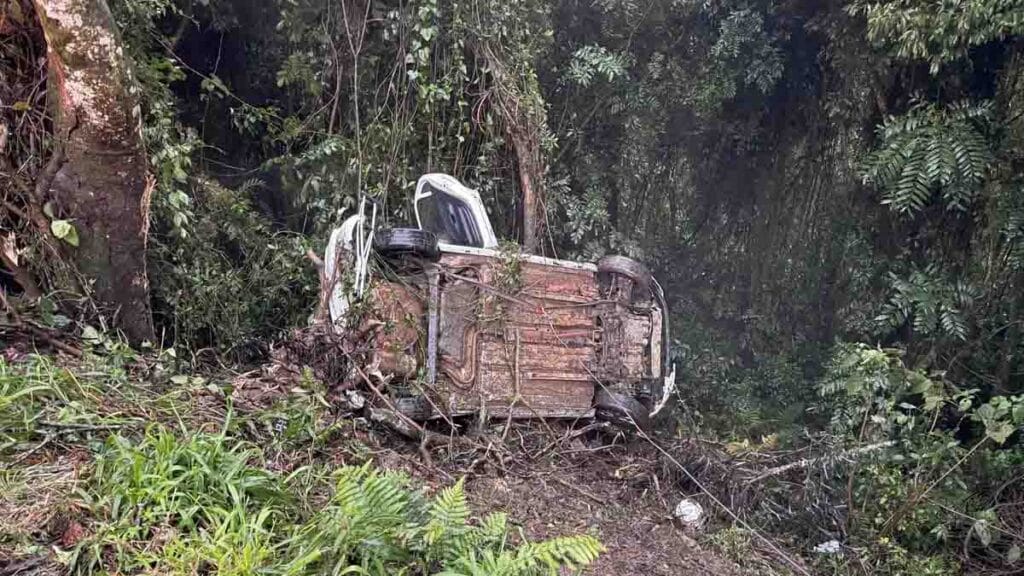 arro da Prefeitura de Lunardelli tombado em uma ribanceira às margens da BR-376, em Tibagi, após acidente que deixou o motorista gravemente ferido.