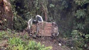 arro da Prefeitura de Lunardelli tombado em uma ribanceira às margens da BR-376, em Tibagi, após acidente que deixou o motorista gravemente ferido.