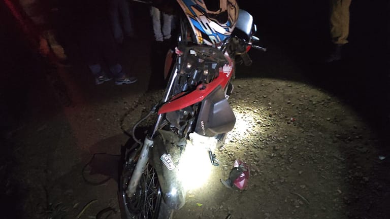 Acidente na PR-466 deixa dois motociclistas feridos em Lidianópolis acidente carro motos 2