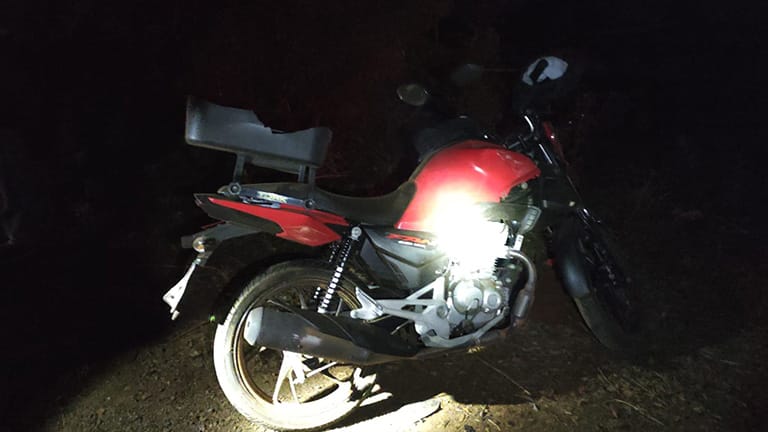 Acidente na PR-466 deixa dois motociclistas feridos em Lidianópolis acidente carro motos