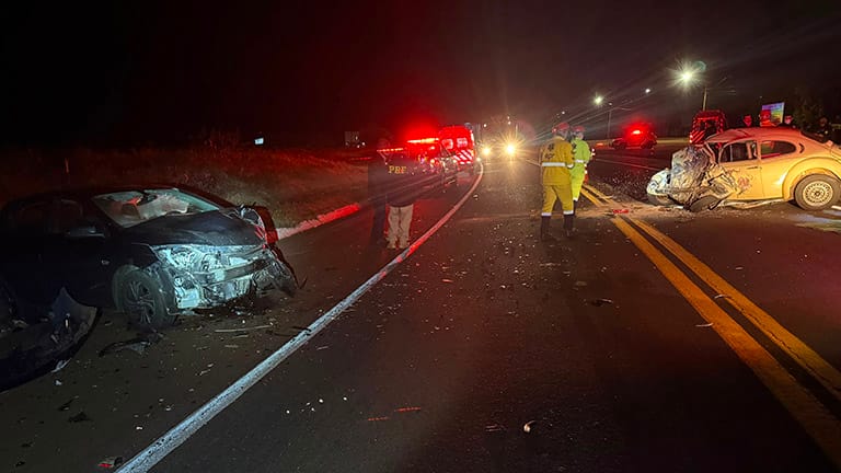 Acidente na BR-369 deixa um morto em colisão frontal no Norte do Paraná Viaturas da PRF e equipes de resgate atendem colisão frontal entre um Chevrolet Onix e um VW Fusca na BR-369, em Cornélio Procópio