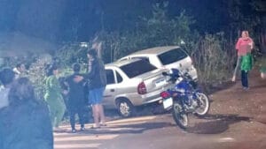 Veículos envolvidos em acidente no cruzamento das ruas Visconde do Rio Branco e Marechal Deodoro, em Ivaiporã