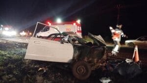 Veículo destruído após acidente na PR-158, em Laranjeiras do Sul, com ambulância e equipes de resgate no local.