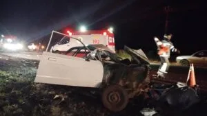 Veículo destruído após acidente na PR-158, em Laranjeiras do Sul, com ambulância e equipes de resgate no local.