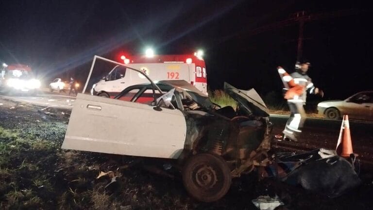 Veículo destruído após acidente na PR-158, em Laranjeiras do Sul, com ambulância e equipes de resgate no local.