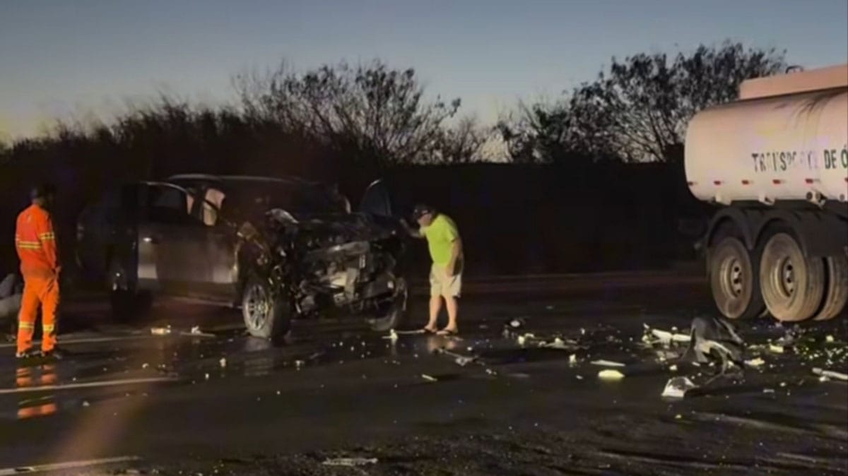 Caminhonete destruída após colisão com carreta de óleo vegetal na PR-897, em Marialva