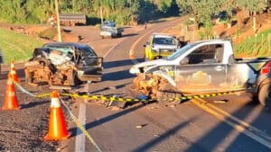 Veículos Gol e Fiat Strada com a frente destruída após colisão frontal na PR-364, em Palmital, onde uma mulher morreu e um homem ficou ferido.