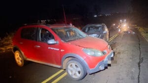 Polícia Rodoviária Estadual atende acidente envolvendo motocicleta e dois carros na PR-545, em Londrina.
