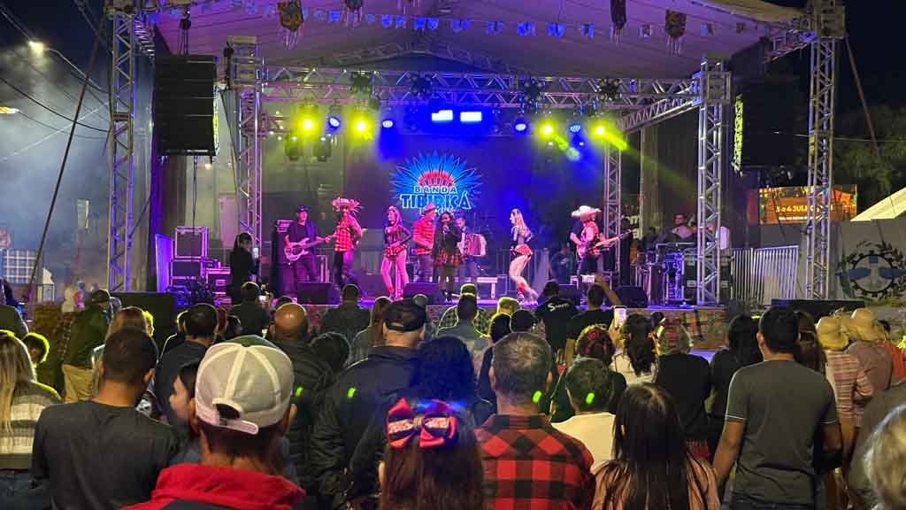 Arraiá de Ivaiporã confirma sucesso com shows, quadrilhas e grande público, veja fotos Grande público prestigia o Arraiá de Ivaiporã no Parque Ambiental Jardim Botânico durante apresentações de quadrilhas e shows