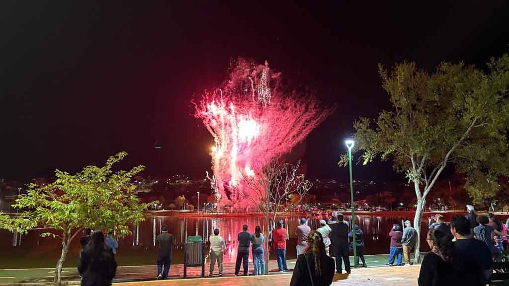 Arraiá de Ivaiporã confirma sucesso com shows, quadrilhas e grande público, veja fotos Grande público prestigia o Arraiá de Ivaiporã no Parque Ambiental Jardim Botânico durante apresentações de quadrilhas e shows