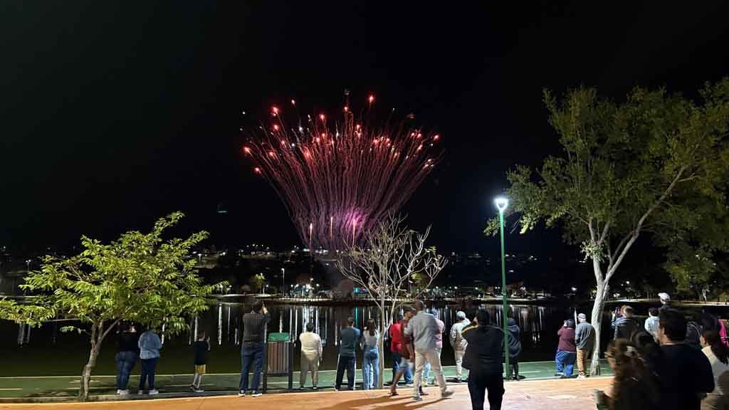 Arraiá de Ivaiporã confirma sucesso com shows, quadrilhas e grande público, veja fotos Grande público prestigia o Arraiá de Ivaiporã no Parque Ambiental Jardim Botânico durante apresentações de quadrilhas e shows