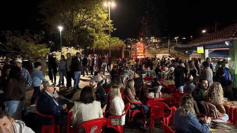 Arraiá de Ivaiporã confirma sucesso com shows, quadrilhas e grande público, veja fotos Grande público prestigia o Arraiá de Ivaiporã no Parque Ambiental Jardim Botânico durante apresentações de quadrilhas e shows