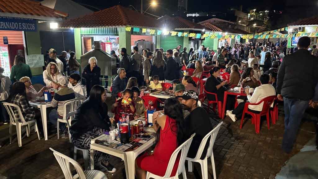 Arraiá de Ivaiporã confirma sucesso com shows, quadrilhas e grande público, veja fotos Grande público prestigia o Arraiá de Ivaiporã no Parque Ambiental Jardim Botânico durante apresentações de quadrilhas e shows