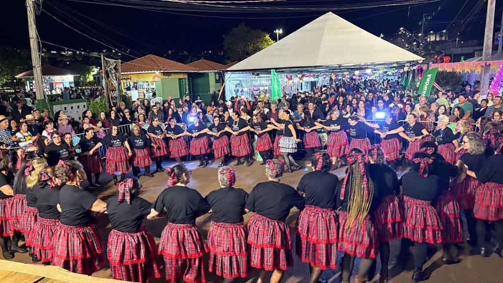 Arraiá de Ivaiporã confirma sucesso com shows, quadrilhas e grande público, veja fotos Grande público prestigia o Arraiá de Ivaiporã no Parque Ambiental Jardim Botânico durante apresentações de quadrilhas e shows