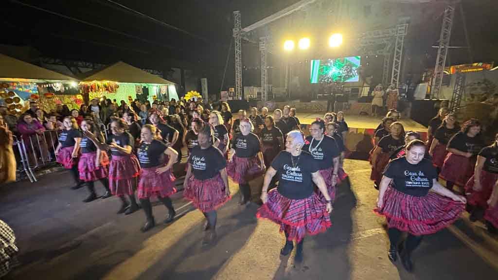 Arraiá de Ivaiporã confirma sucesso com shows, quadrilhas e grande público, veja fotos Grande público prestigia o Arraiá de Ivaiporã no Parque Ambiental Jardim Botânico durante apresentações de quadrilhas e shows