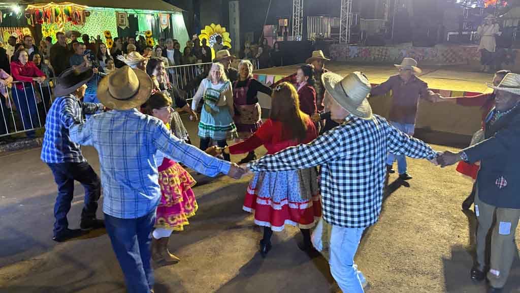 Arraiá de Ivaiporã confirma sucesso com shows, quadrilhas e grande público, veja fotos Grande público prestigia o Arraiá de Ivaiporã no Parque Ambiental Jardim Botânico durante apresentações de quadrilhas e shows