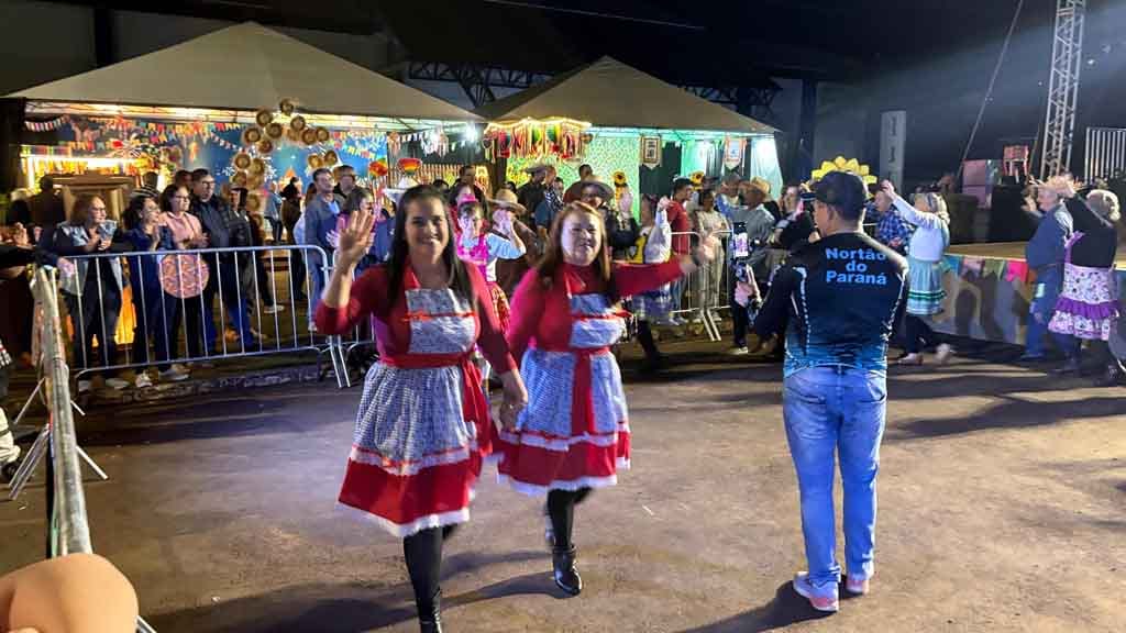 Arraiá de Ivaiporã confirma sucesso com shows, quadrilhas e grande público, veja fotos Grande público prestigia o Arraiá de Ivaiporã no Parque Ambiental Jardim Botânico durante apresentações de quadrilhas e shows