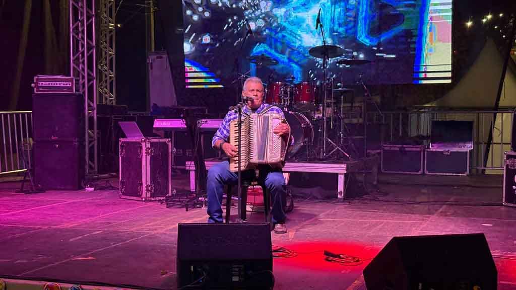 Arraiá de Ivaiporã confirma sucesso com shows, quadrilhas e grande público, veja fotos Grande público prestigia o Arraiá de Ivaiporã no Parque Ambiental Jardim Botânico durante apresentações de quadrilhas e shows