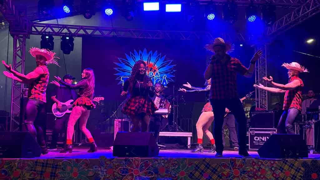 Arraiá de Ivaiporã confirma sucesso com shows, quadrilhas e grande público, veja fotos Grande público prestigia o Arraiá de Ivaiporã no Parque Ambiental Jardim Botânico durante apresentações de quadrilhas e shows