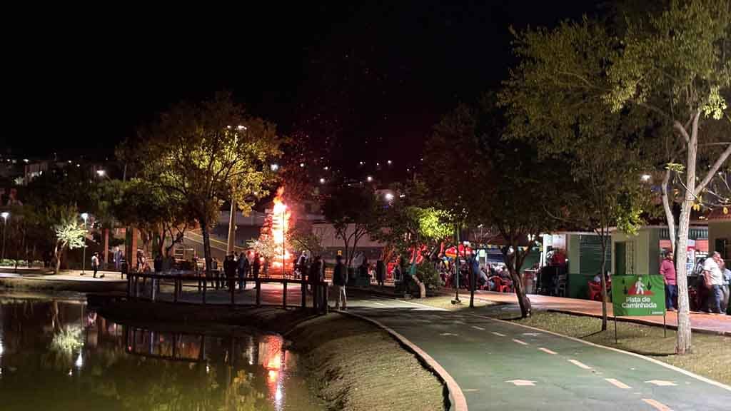 Arraiá de Ivaiporã confirma sucesso com shows, quadrilhas e grande público, veja fotos Grande público prestigia o Arraiá de Ivaiporã no Parque Ambiental Jardim Botânico durante apresentações de quadrilhas e shows