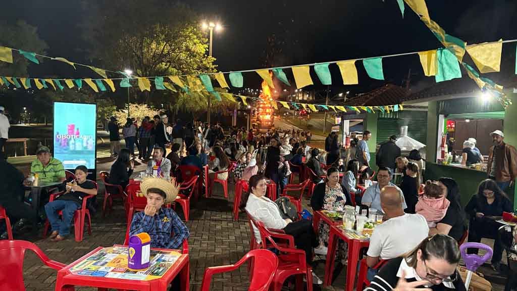 Arraiá de Ivaiporã confirma sucesso com shows, quadrilhas e grande público, veja fotos Grande público prestigia o Arraiá de Ivaiporã no Parque Ambiental Jardim Botânico durante apresentações de quadrilhas e shows