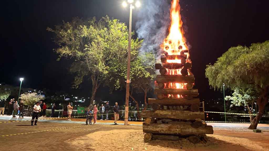 Arraiá de Ivaiporã confirma sucesso com shows, quadrilhas e grande público, veja fotos Grande público prestigia o Arraiá de Ivaiporã no Parque Ambiental Jardim Botânico durante apresentações de quadrilhas e shows