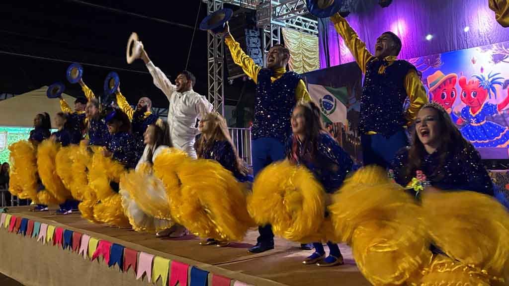 Arraiá de Ivaiporã confirma sucesso com shows, quadrilhas e grande público, veja fotos Grande público prestigia o Arraiá de Ivaiporã no Parque Ambiental Jardim Botânico durante apresentações de quadrilhas e shows