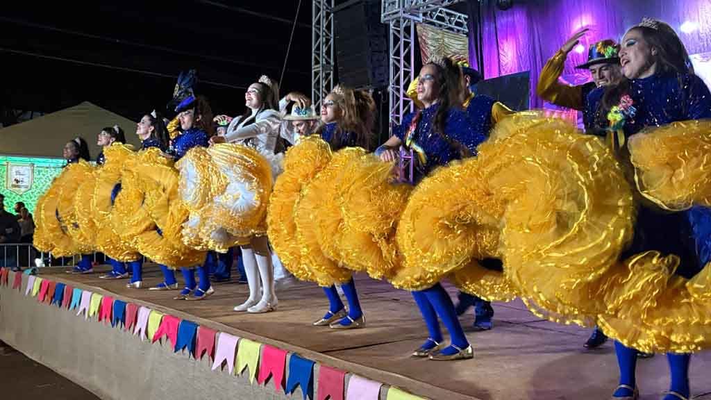 Arraiá de Ivaiporã confirma sucesso com shows, quadrilhas e grande público, veja fotos Grande público prestigia o Arraiá de Ivaiporã no Parque Ambiental Jardim Botânico durante apresentações de quadrilhas e shows
