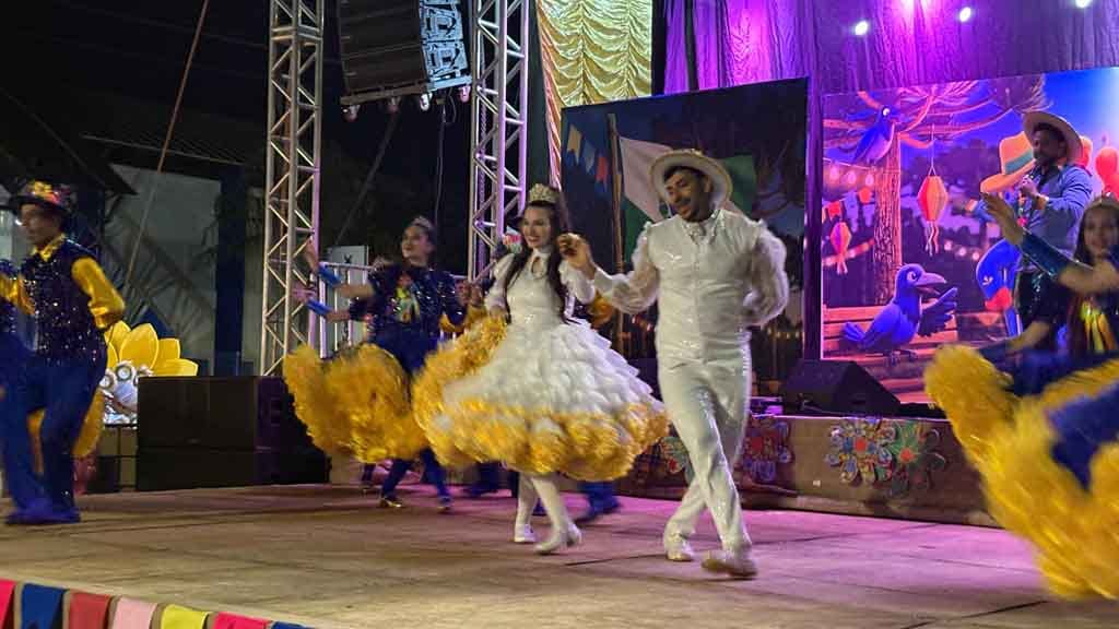 Arraiá de Ivaiporã confirma sucesso com shows, quadrilhas e grande público, veja fotos Grande público prestigia o Arraiá de Ivaiporã no Parque Ambiental Jardim Botânico durante apresentações de quadrilhas e shows
