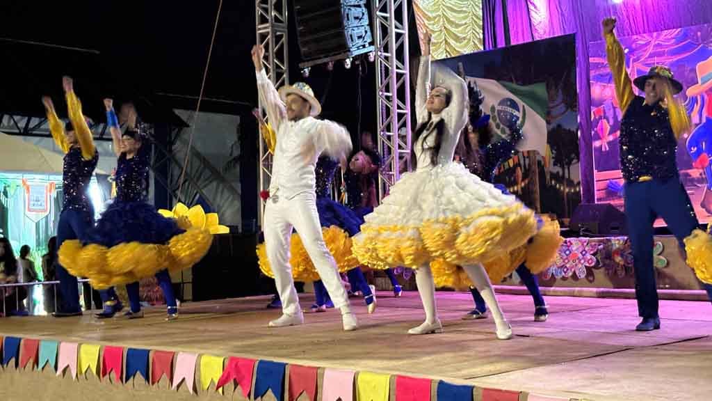 Arraiá de Ivaiporã confirma sucesso com shows, quadrilhas e grande público, veja fotos Grande público prestigia o Arraiá de Ivaiporã no Parque Ambiental Jardim Botânico durante apresentações de quadrilhas e shows
