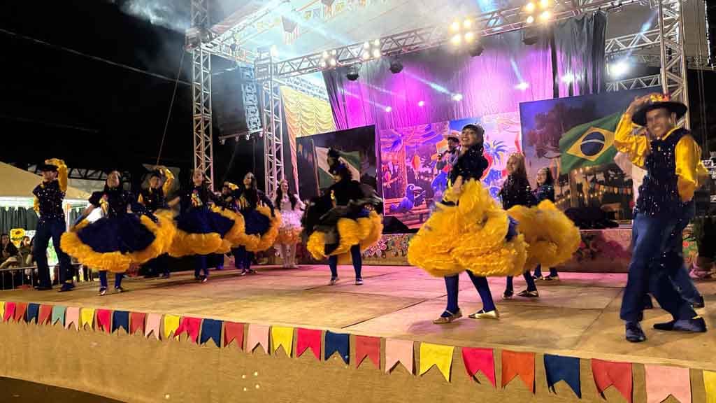 Arraiá de Ivaiporã confirma sucesso com shows, quadrilhas e grande público, veja fotos Grande público prestigia o Arraiá de Ivaiporã no Parque Ambiental Jardim Botânico durante apresentações de quadrilhas e shows
