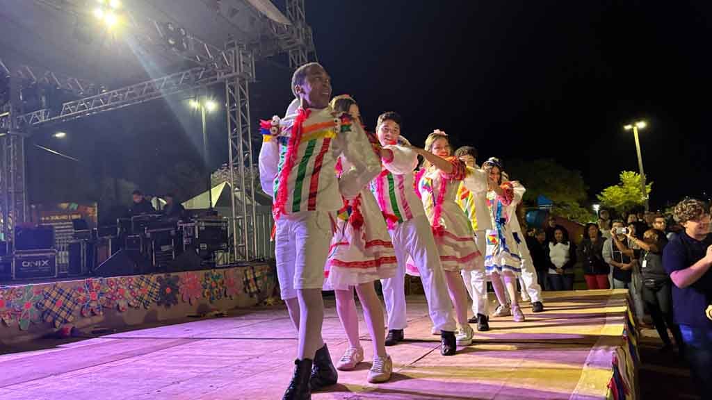 Arraiá de Ivaiporã confirma sucesso com shows, quadrilhas e grande público, veja fotos Grande público prestigia o Arraiá de Ivaiporã no Parque Ambiental Jardim Botânico durante apresentações de quadrilhas e shows