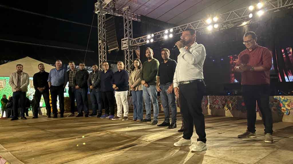 Arraiá de Ivaiporã confirma sucesso com shows, quadrilhas e grande público, veja fotos Grande público prestigia o Arraiá de Ivaiporã no Parque Ambiental Jardim Botânico durante apresentações de quadrilhas e shows