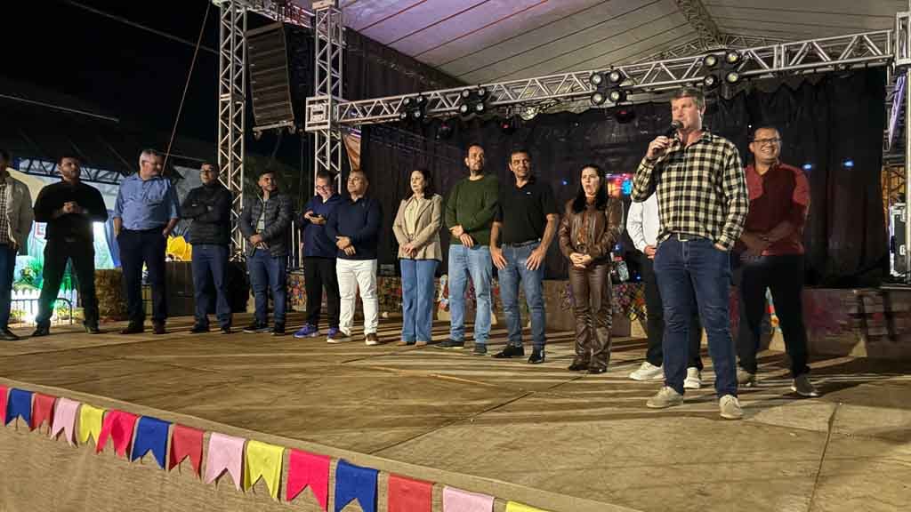 Arraiá de Ivaiporã confirma sucesso com shows, quadrilhas e grande público, veja fotos Grande público prestigia o Arraiá de Ivaiporã no Parque Ambiental Jardim Botânico durante apresentações de quadrilhas e shows