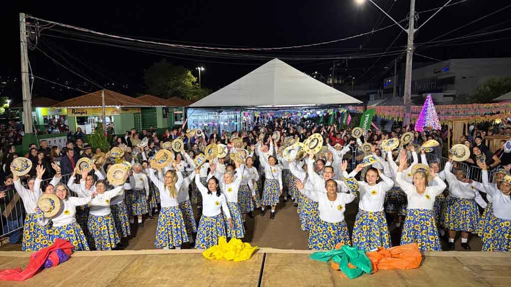 Arraiá de Ivaiporã confirma sucesso com shows, quadrilhas e grande público, veja fotos Grande público prestigia o Arraiá de Ivaiporã no Parque Ambiental Jardim Botânico durante apresentações de quadrilhas e shows
