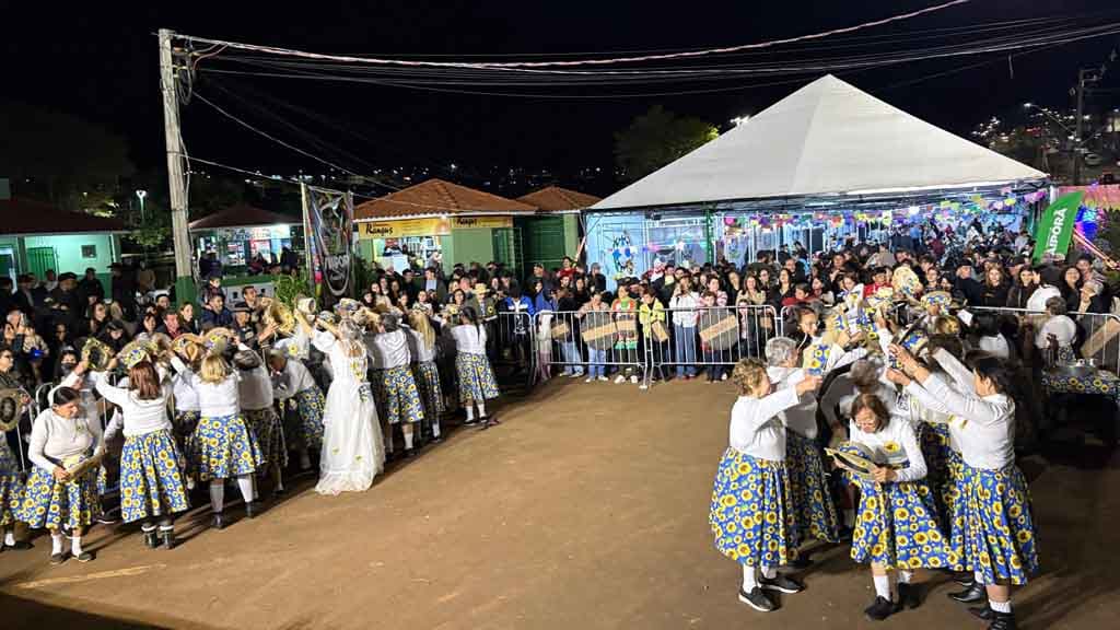 Arraiá de Ivaiporã confirma sucesso com shows, quadrilhas e grande público, veja fotos Grande público prestigia o Arraiá de Ivaiporã no Parque Ambiental Jardim Botânico durante apresentações de quadrilhas e shows